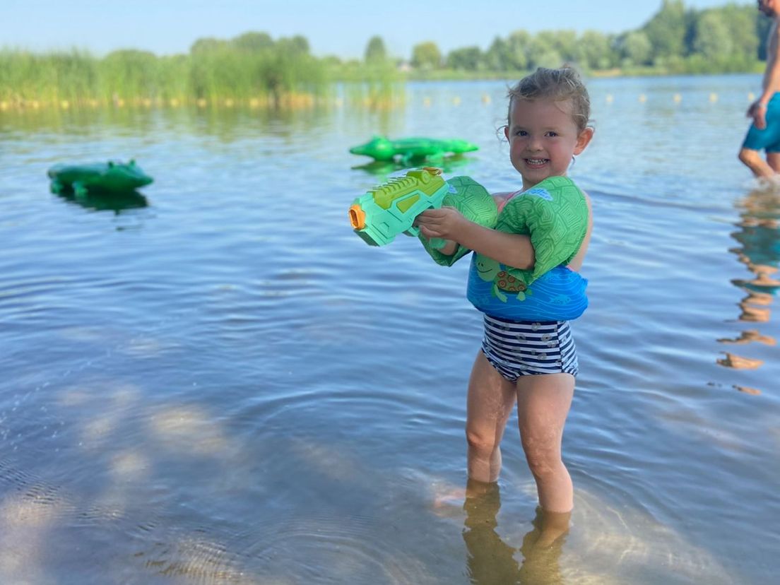 Zwemmen en spelen in het water bij het populaire strandje van Westmaas