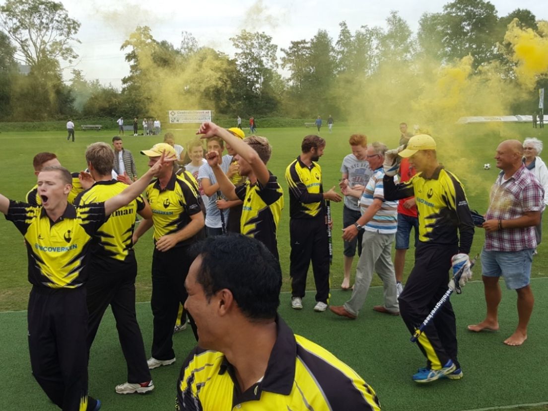 De cricketers van Excelsior'20 vieren het kampioenschap