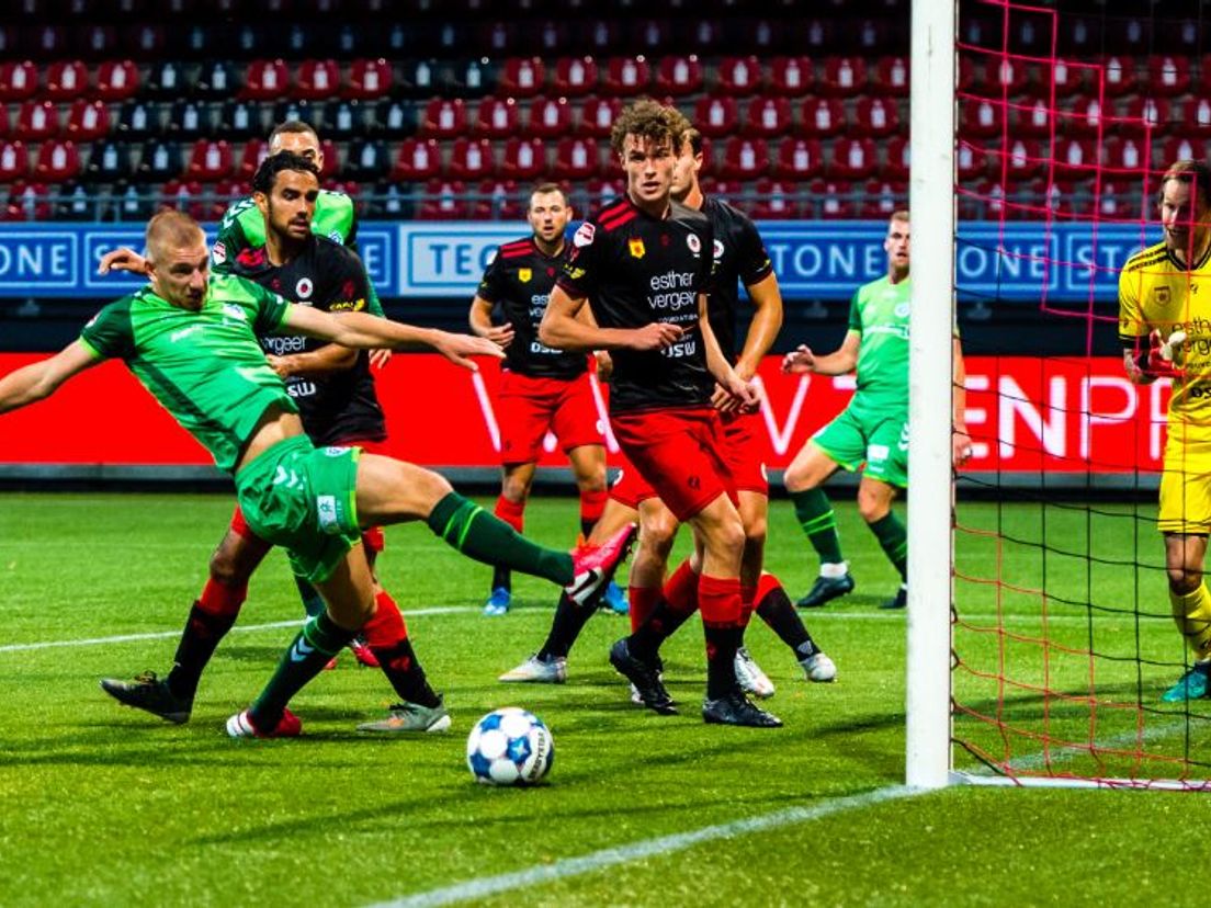 Tumult voor het doel van Alessandro Damen, maar de bal gaat er niet in. (VK Sportphoto - Yannick Verhoeven)