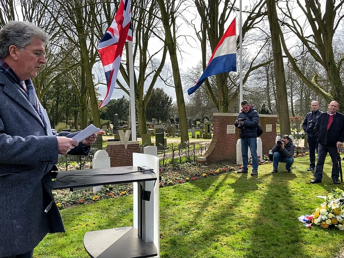 Burgemeester Haan van Maassluis roemde de verzetshelden op begraafplaats Emmaus in Vlaardingen