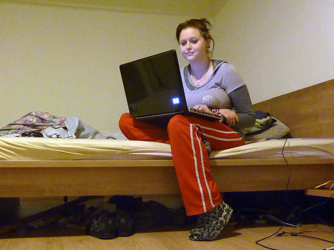 Kim in haar nieuwe kamer - foto Erik Post