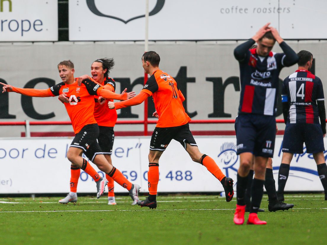 Jong FC Volendam viert een goal, terwijl Excelsior Maassluis juist daarvan baalt (Bron: VK Sportphoto - Mischa Keemink)