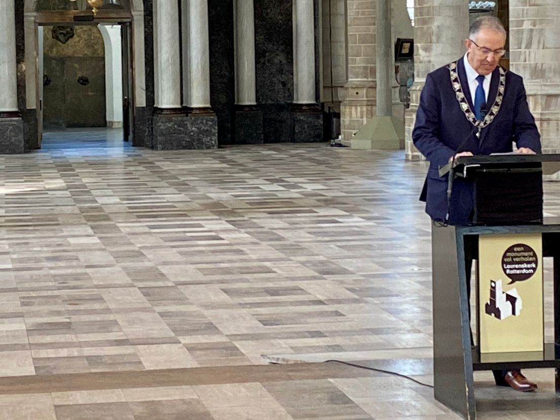 Burgemeester Aboutaleb houdt toespraak in Laurenskerk