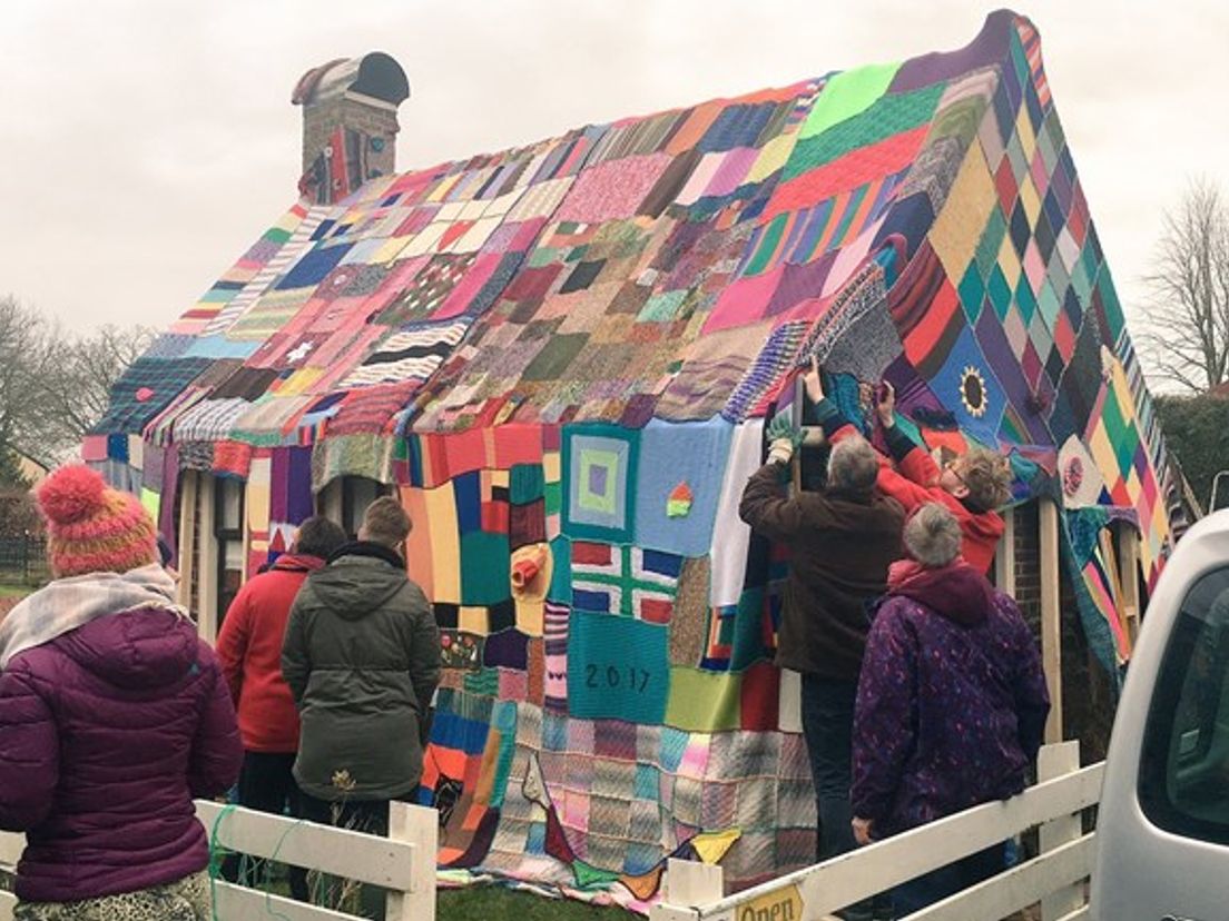 Een kleurrijke lappendeken siert het kleinste huisje van Groningen (Rechten: RTV Noord/Rob Mulder)