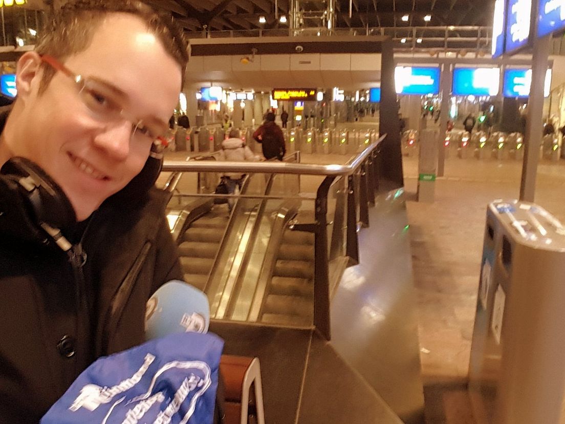 Maikel deelt fietszadelhoesjes uit op Rotterdam Centraal