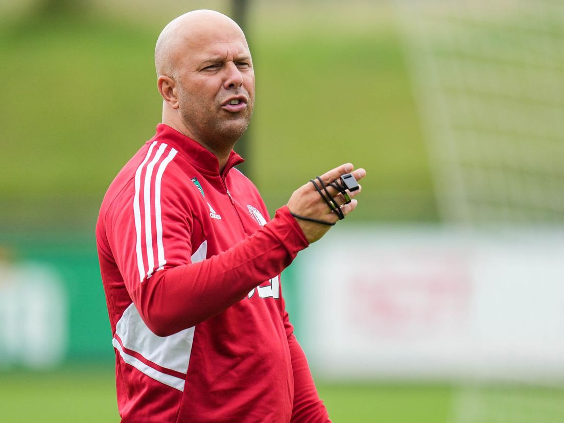 Arne Slot bij de eerste training van het nieuwe seizoen