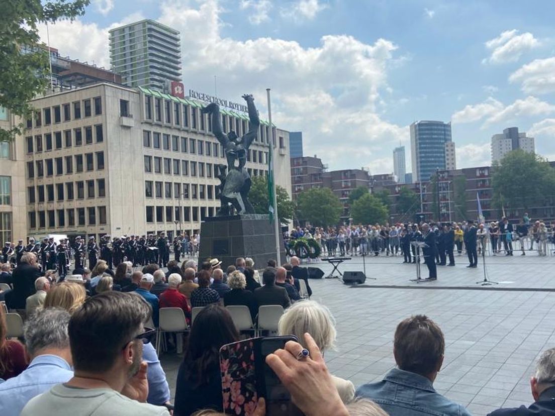 Herdenking van het bombardement op Rotterdam 14 mei 1940 bij het beeld De Verwoeste Stad.