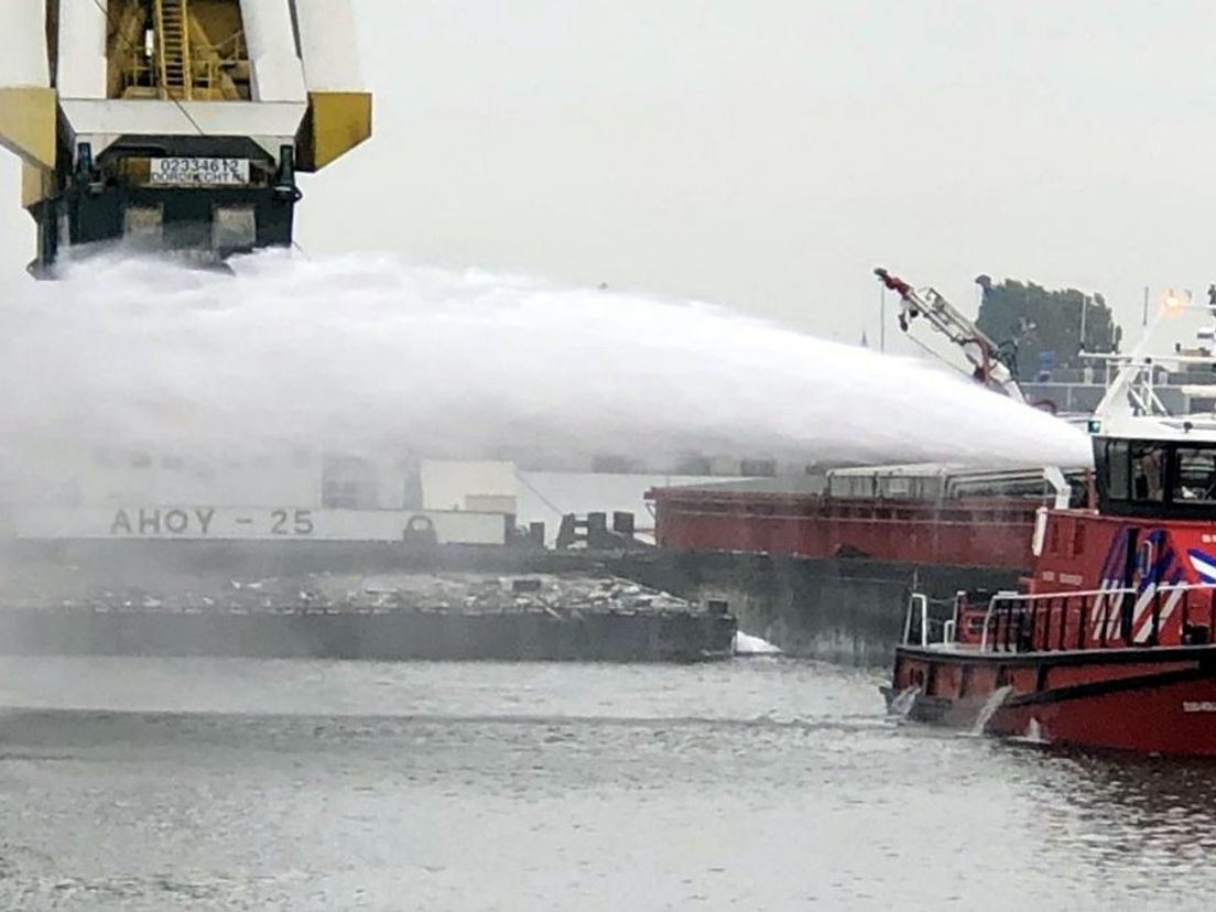 Schroot in brand aan boord van de Kouyou in Dordrecht