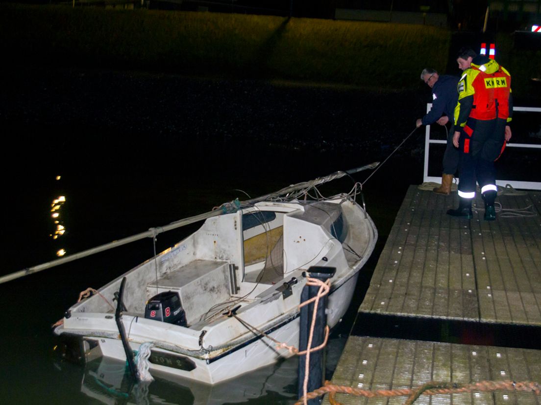 Omgeslagen boot Hoek van Holland onbemand Rijnmond Omgeslagen boot Hoek van Holland onbemand Rijnmond