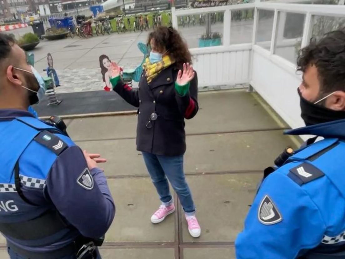 Theaterdirectrice Rachèl van Olm in gesprek met handhavers