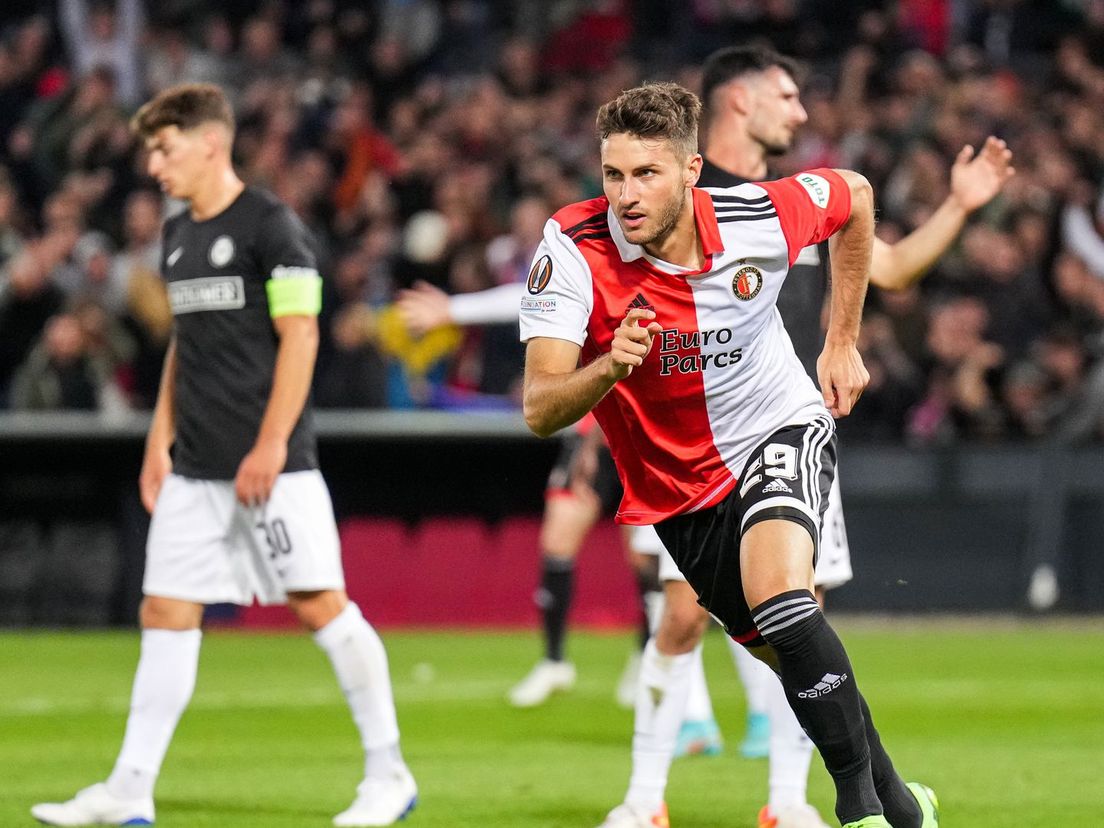 Feyenoord-spits Santiago Gimenez juicht na zijn goal tegen Sturm Graz