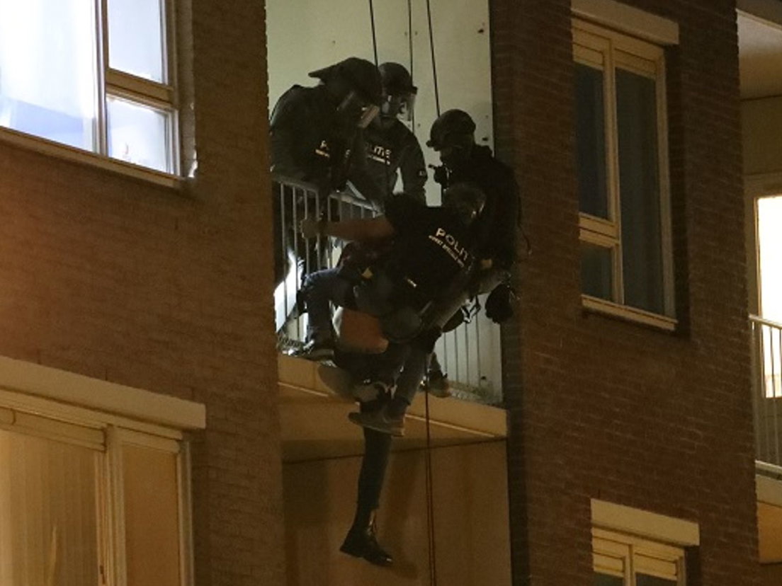 Een speciaal team van de politie heeft de man van het balkon gehaald