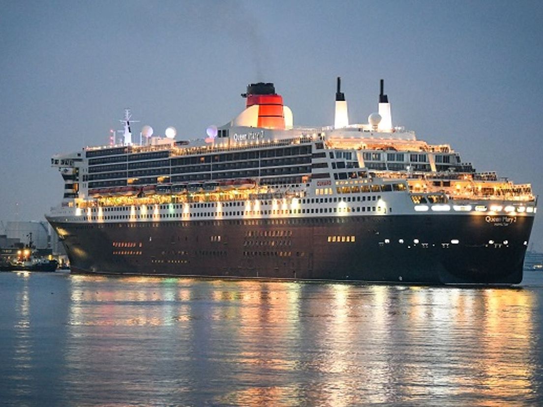 Queen Mary 2 na tien jaar weer terug in Rotterdam