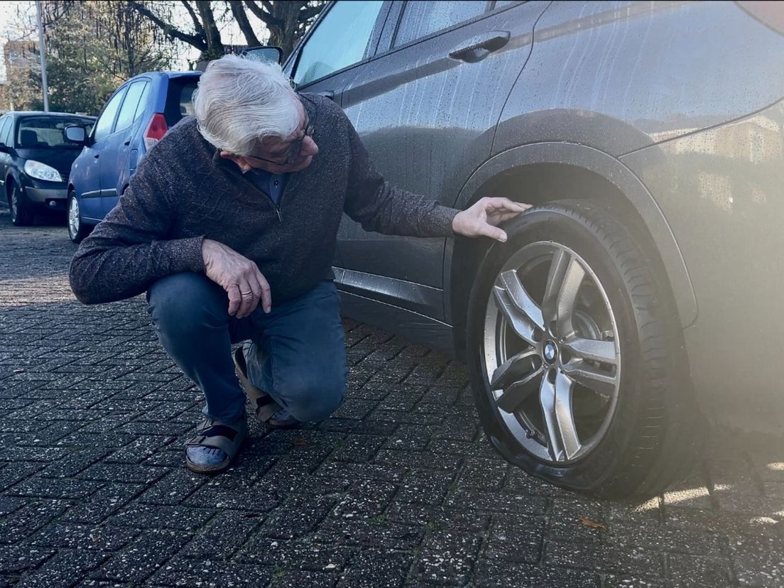 Bert Kasbergen bij zijn lekke band