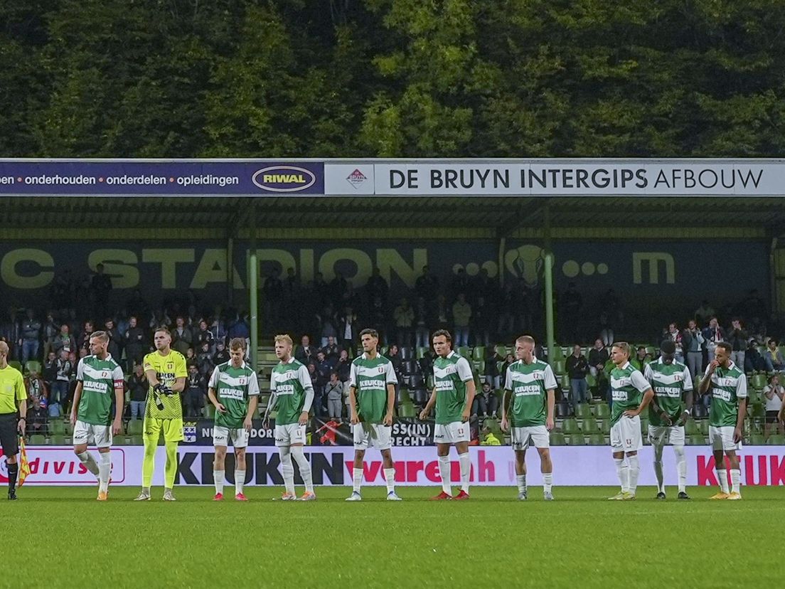 FC Dordrecht komt het veld op voor het duel met MVV