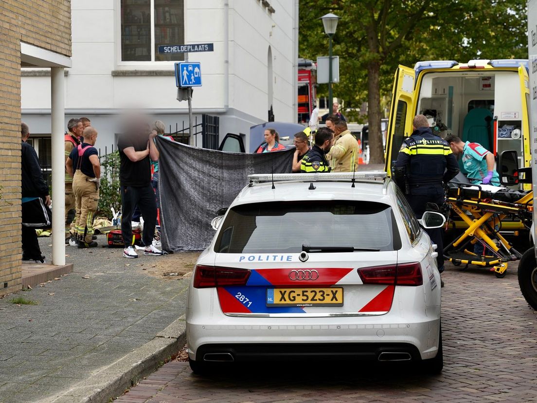 De man reed tegen een paal in de Oosterstraat in Vlaardingen aan en overleed