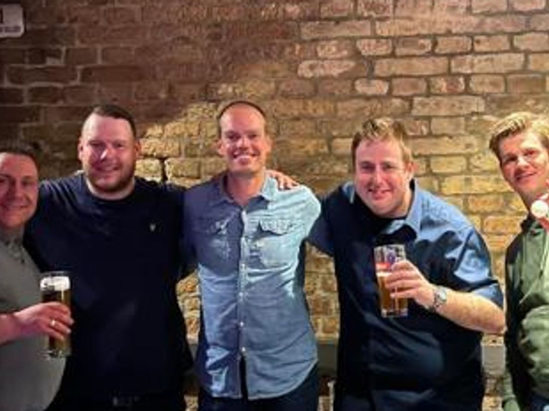 Frank Stout (midden) met een groep Feyenoorders bij het Beer Pong