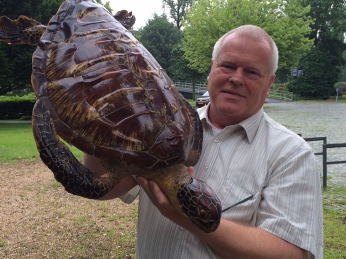 Douane-medewerker Dick Mol met een "foute souvenir"