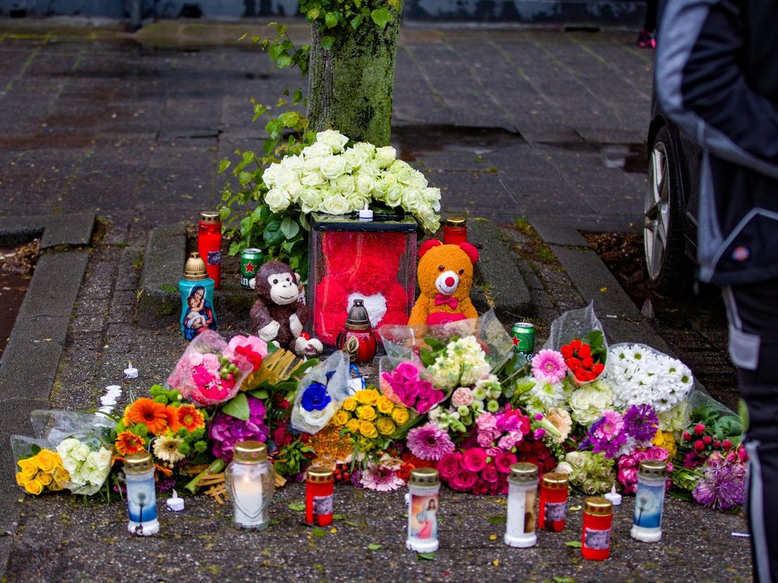Aan de Nassauhaven liggen bloemen en kaarsen ter nagedachtenis aan de vermoorde Shantienne Frans