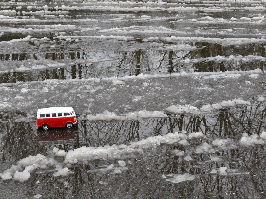 Nel Moorlag: "Speelgoedbusje in smeltende sneeuw"