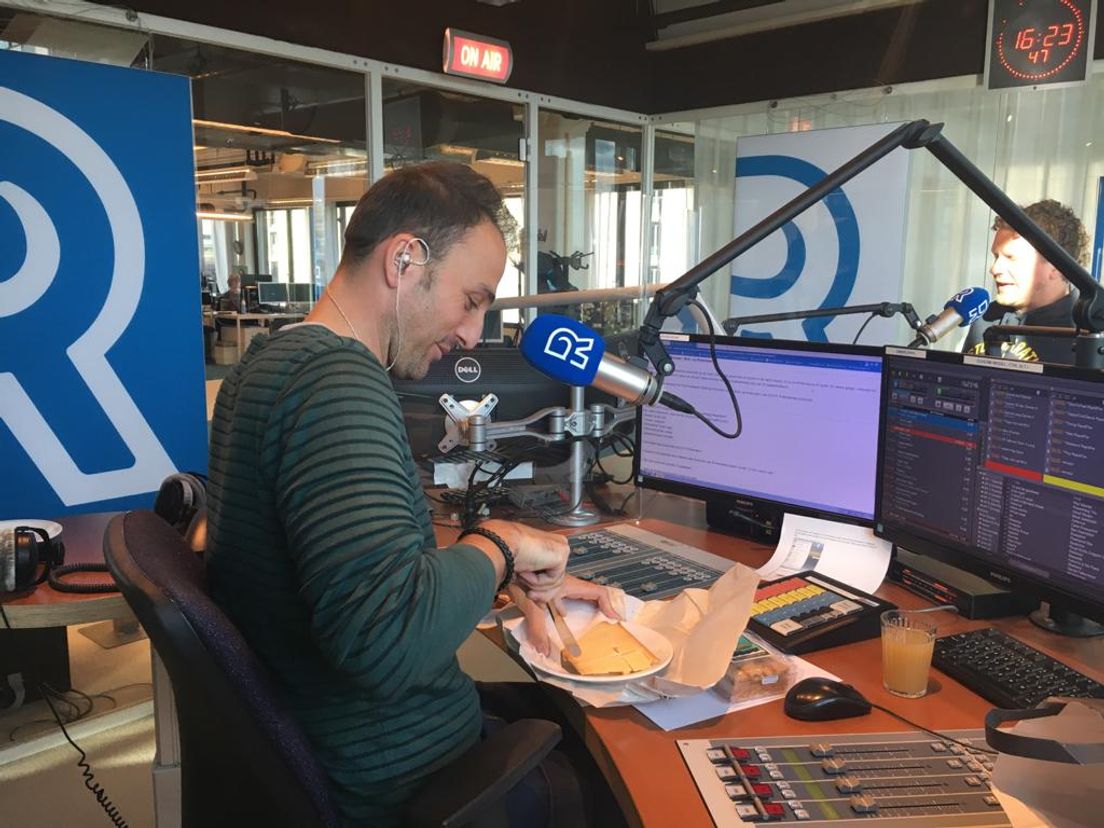 Presentator Dennis Kranenburg geniet van prijswinnende Rotterdamse Oude Kaas