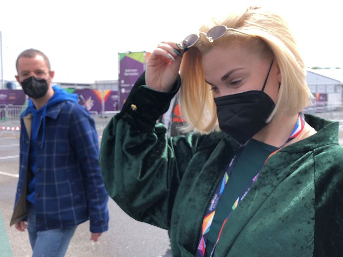 Delegation host Juri en de Letse eurovisie-zangeres Samanta Tina