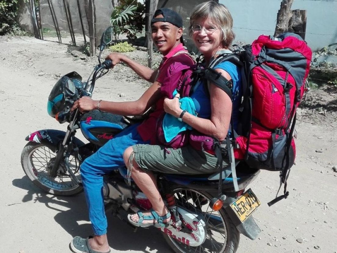 Karin Anema achterop de brommer in Colombia