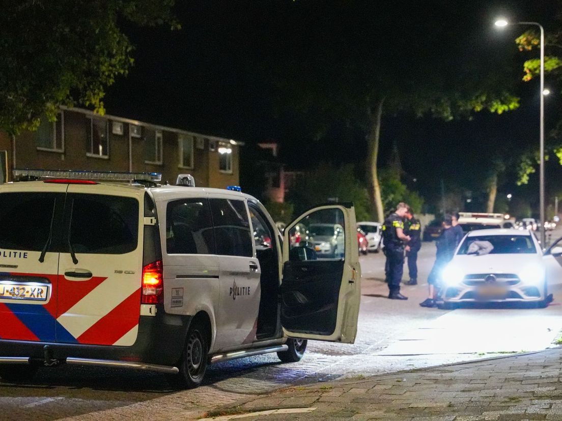 De politie doet onderzoek in de omgeving in Spijkenisse