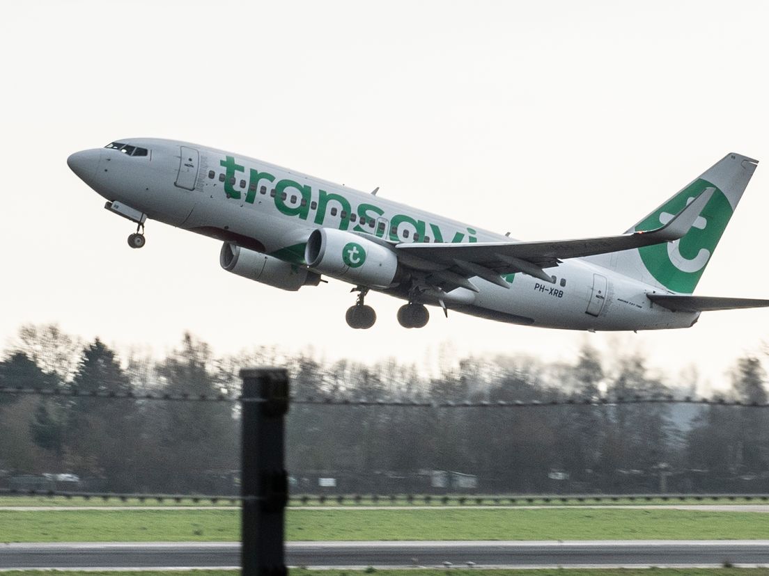 Een vliegtuig van Transavia stijgt op vanaf Rotterdam The Hague Airport.