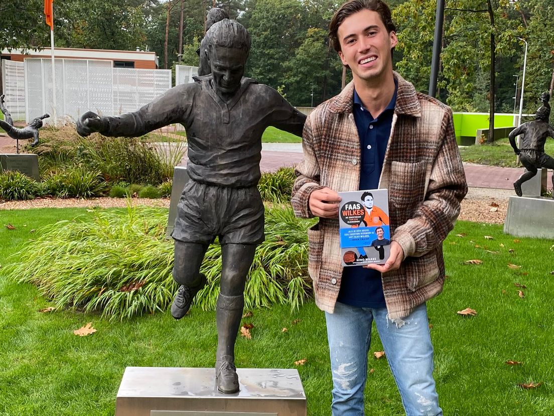 Nino Wilkes met het boek 'De zoektocht van een kleinzoon'