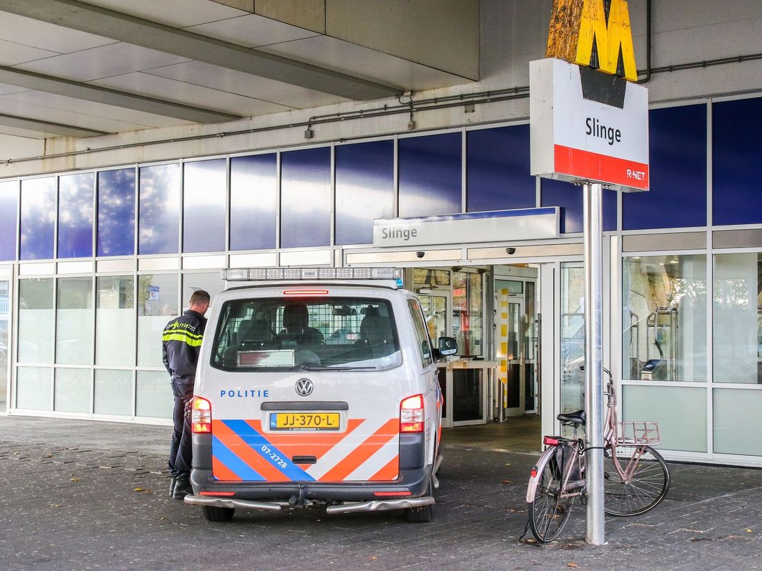 Politie bij metrostation Slinge.