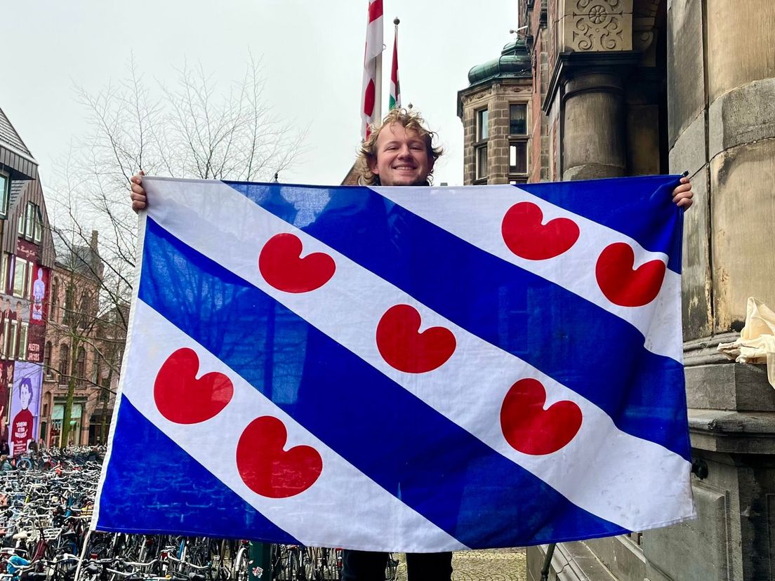 Fryske flagge fuorthelle by universiteitsgebou yn Grins; DINGtiid praat oer it Frysk