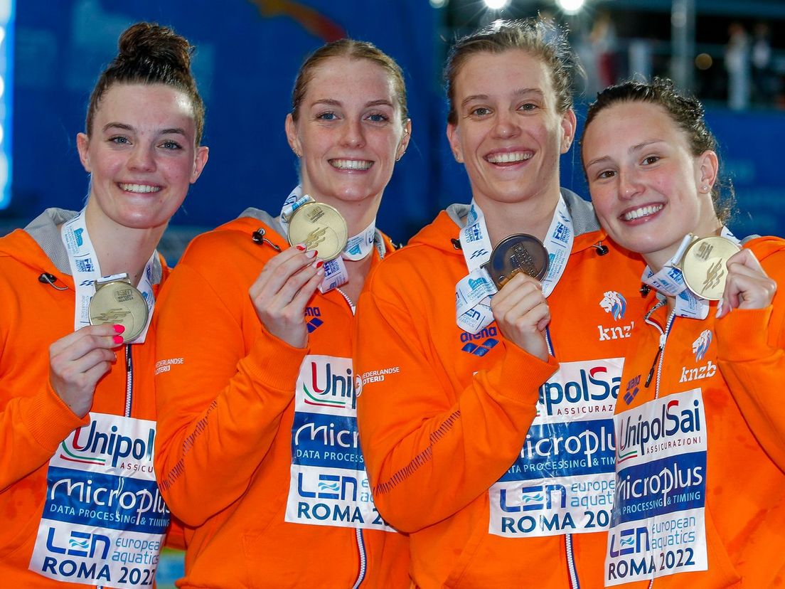 Tessa Giele, Marrit Steenbergen, Valerie van Roon en Kim Busch (v.l.n.r.) tonen hun bronzen medaille op het EK Zwemmen