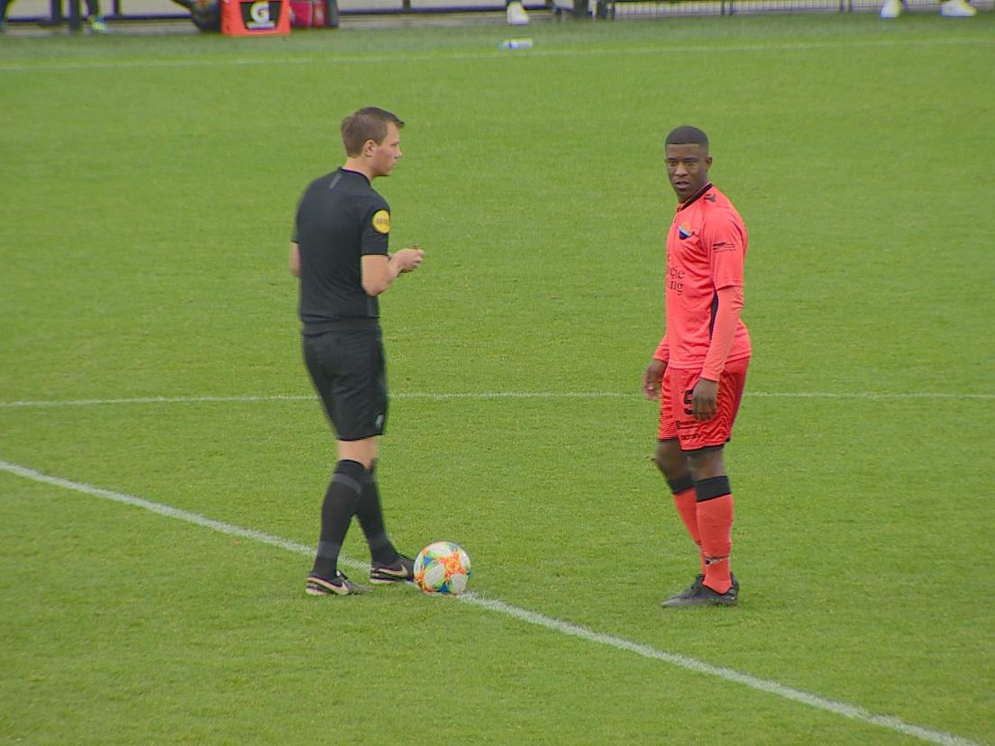 Guyon Fernandez aan de aftrap bij SC Feyenoord - Smitshoek (5-0)