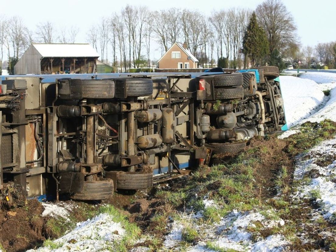 Later vanochtend wordt de wagen uit de sloot gehaald