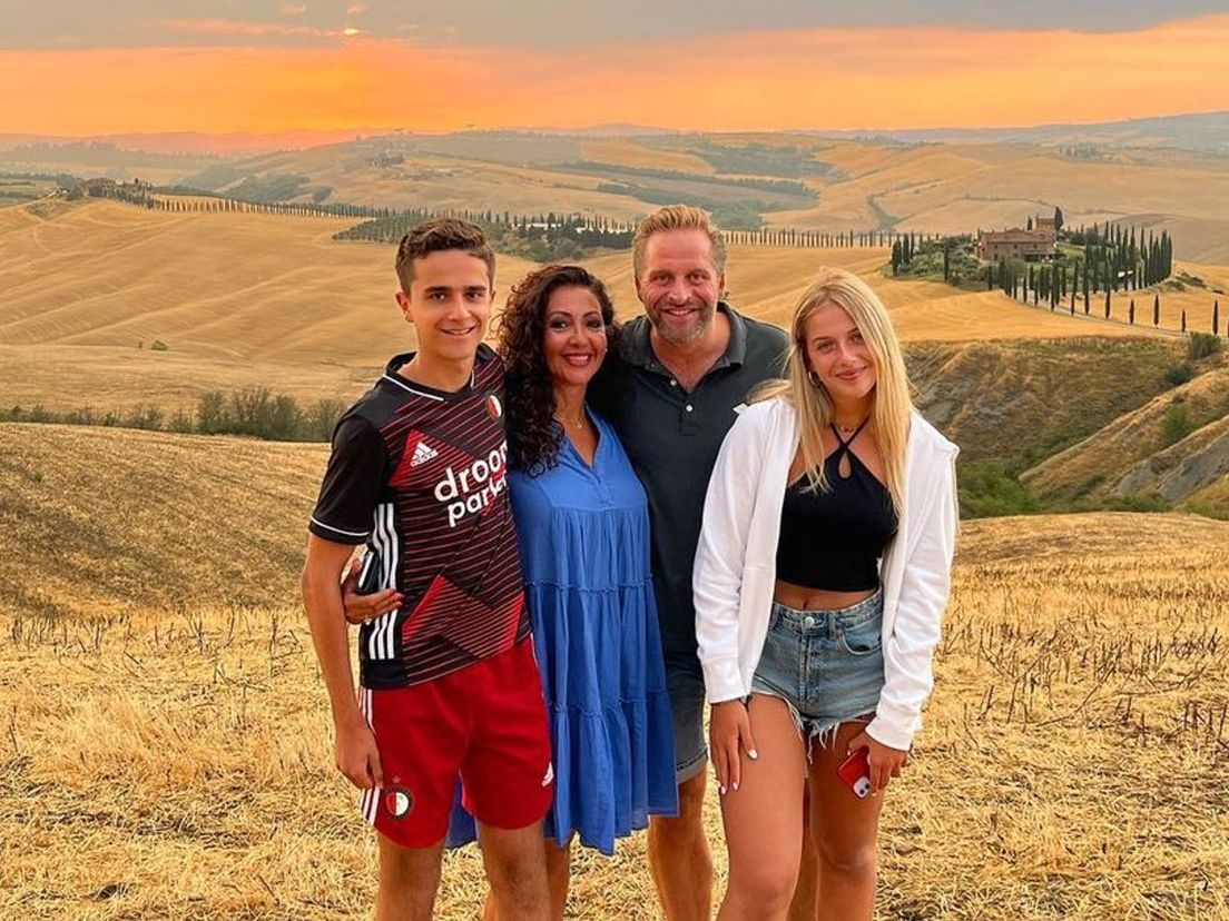 De minister geniet van zijn vakantieadres in Italië met zijn gezin