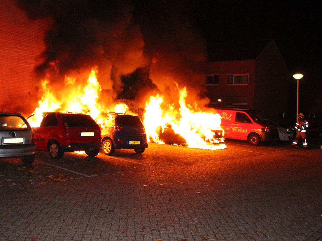 Auto's uitgebrand op de Vecht in Barendrecht (MediaTV)