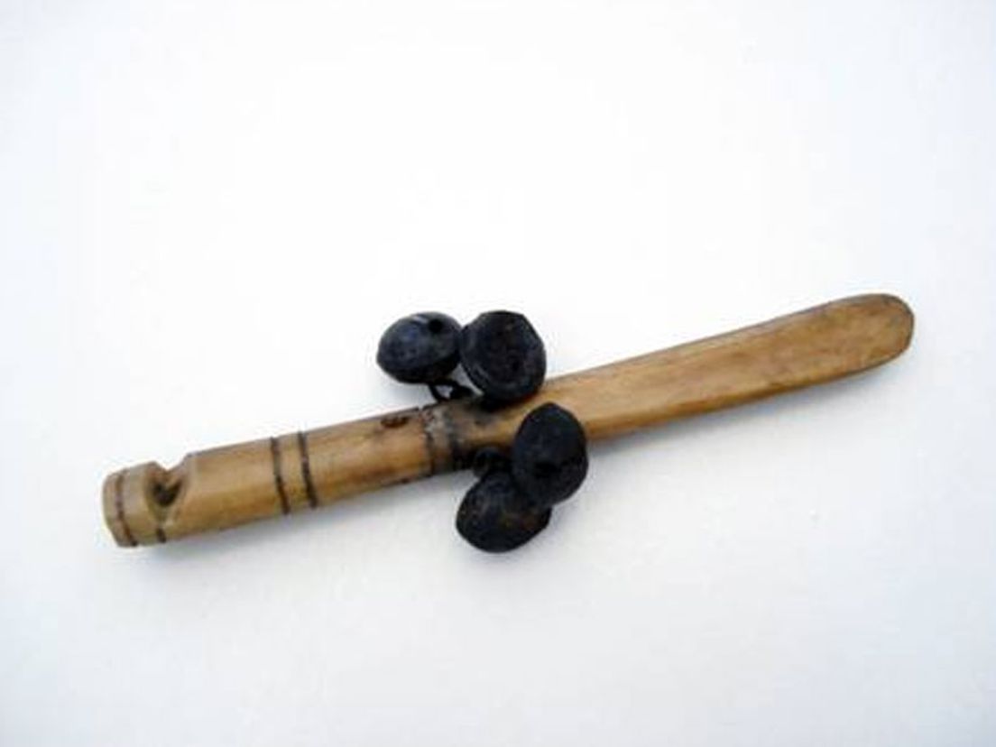 Rinkelbel: een rammelaar uit de 17e eeuw, waarop kinderen ook konden bijten en fluiten