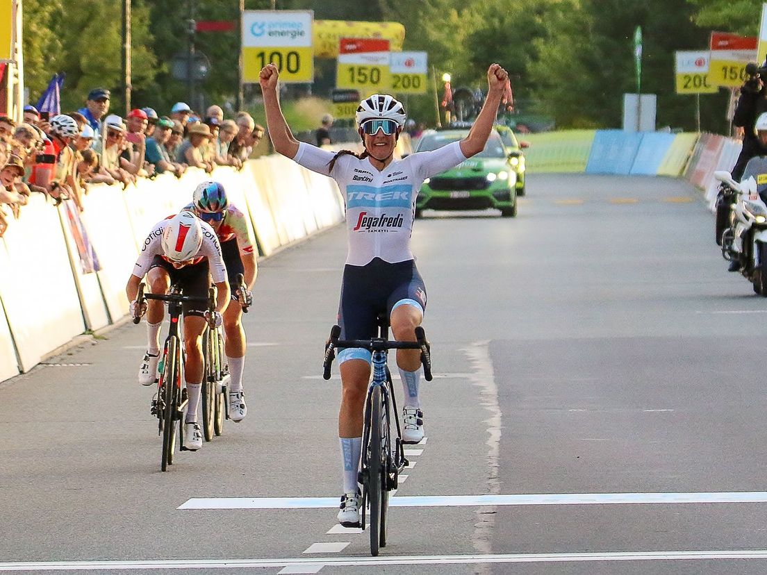 Lucinda Brand komt juichend over de streep in de eerste etappe van de Ronde van Zwitserland