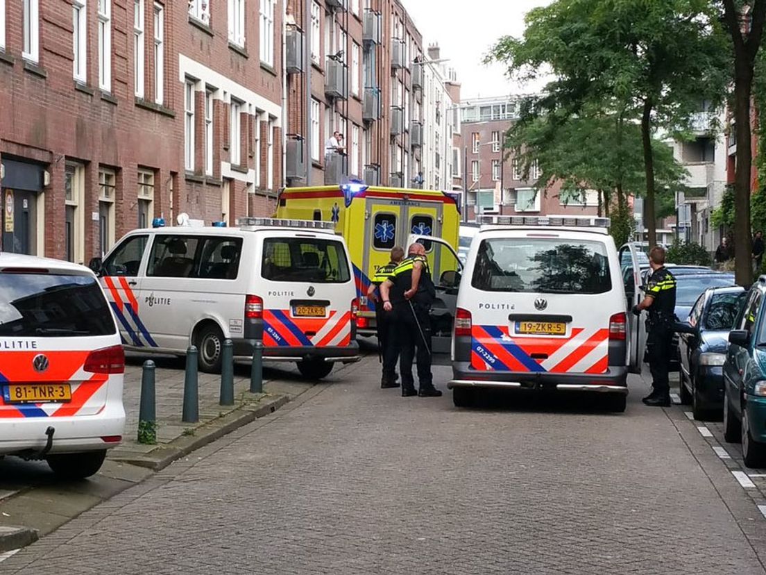 Politiebusjes en een ambulance in de Van Heusdestraat voor een vechtpartij