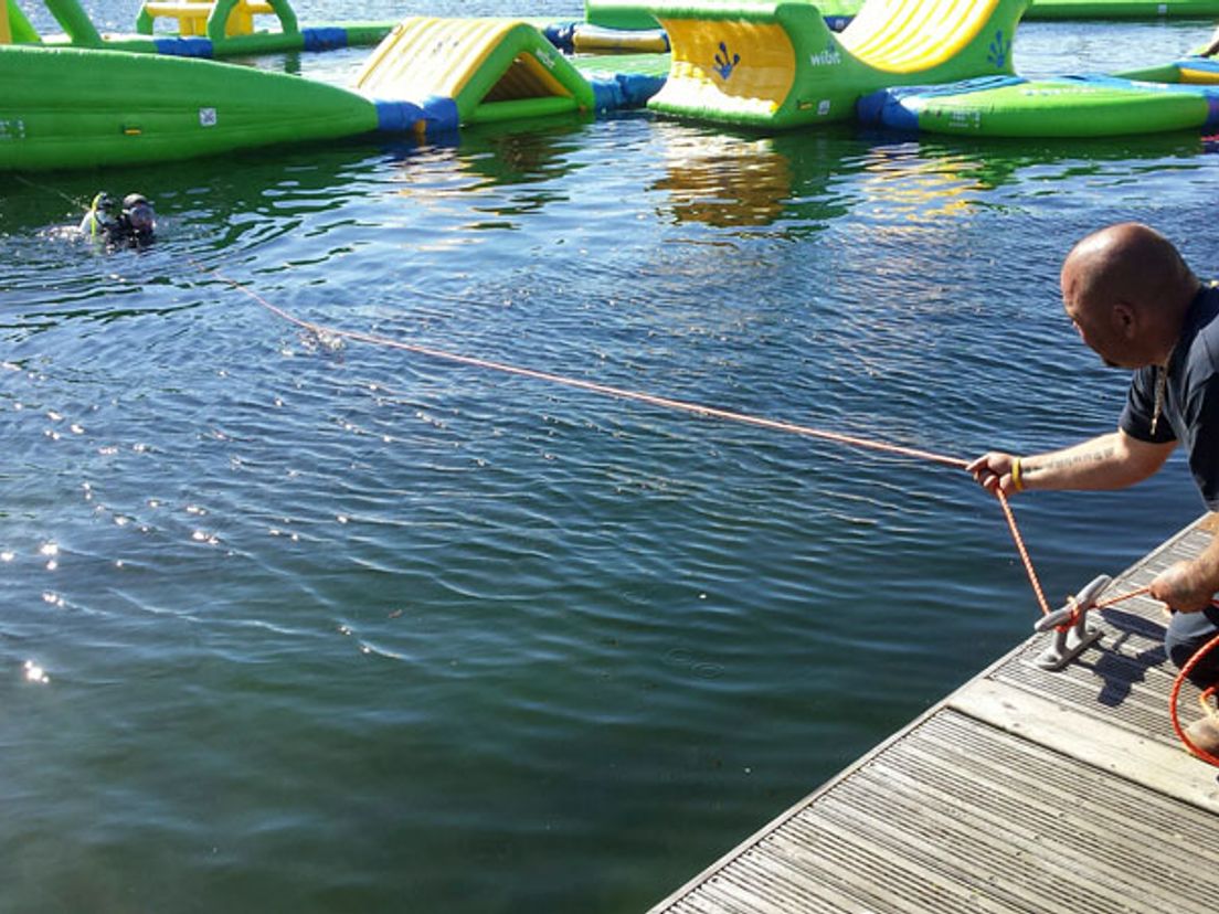 Erik Hazelzet duikt ook zelf het water in om de toestellen op de juiste plek te manoeuvreren