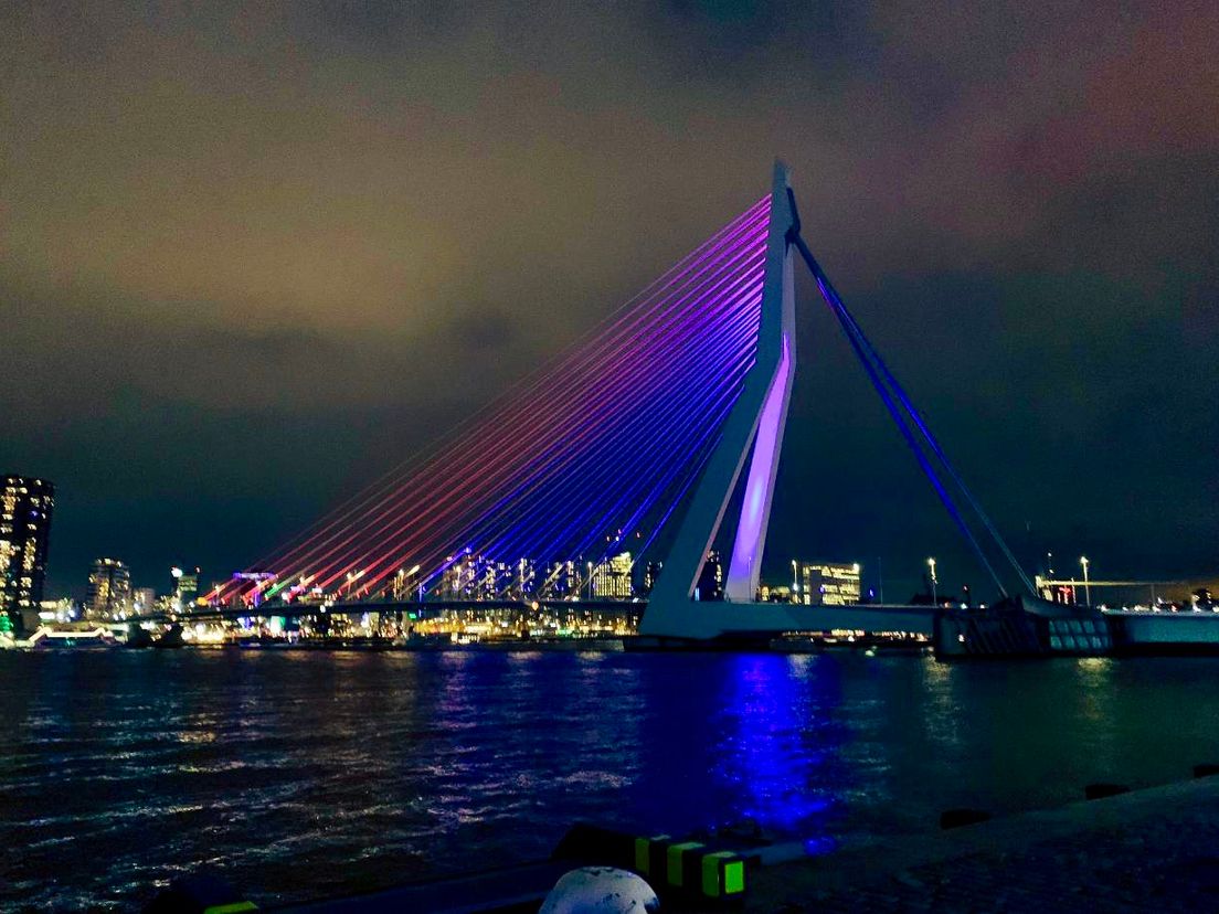 De Erasmusbrug is zaterdagavond rood-blauw verlicht.