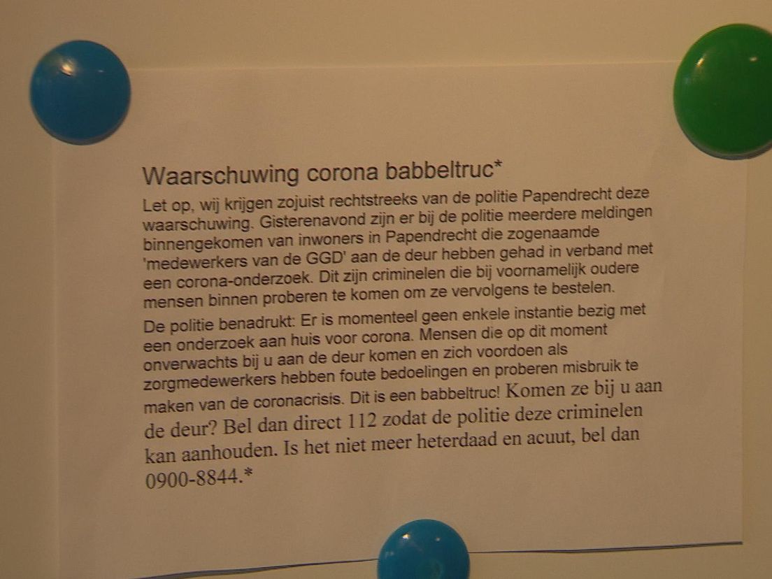 Deze waarschuwing hangt nu in de hal van de seniorenflats aan de Constantijn Huygenslaan in Papendrecht