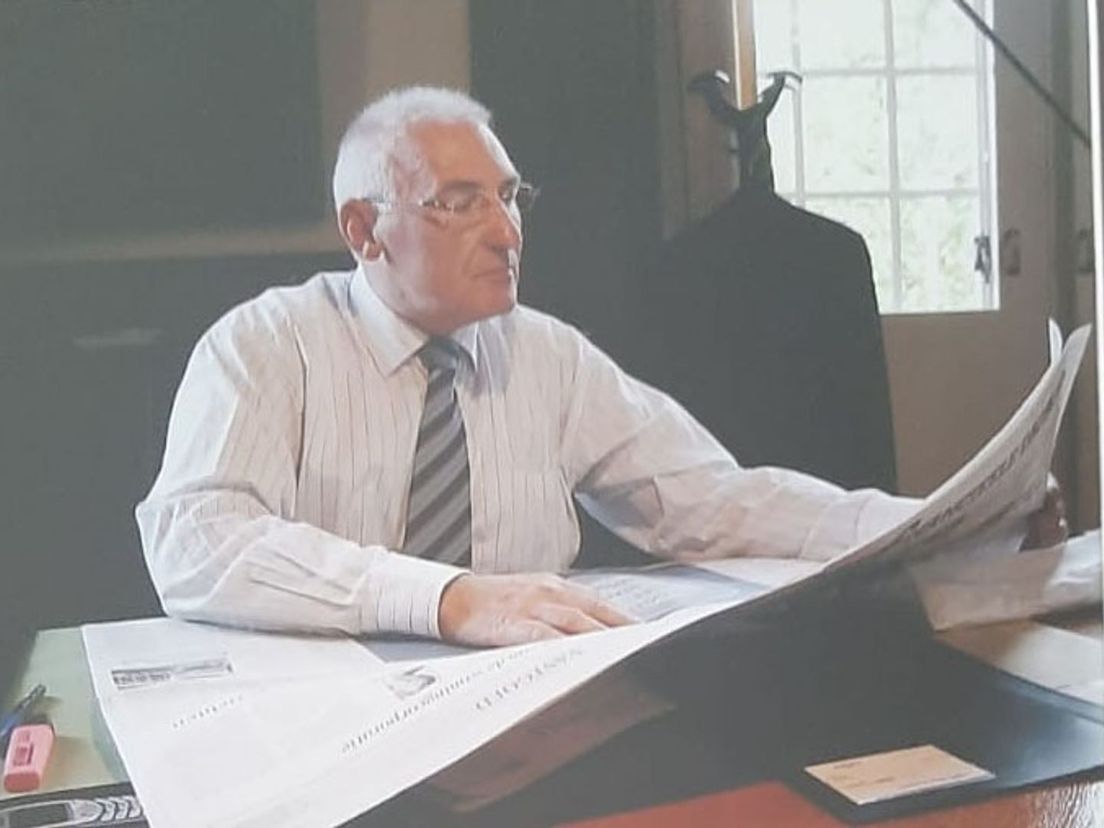 Nico Janssens leest de krant op zijn wethouderskamer