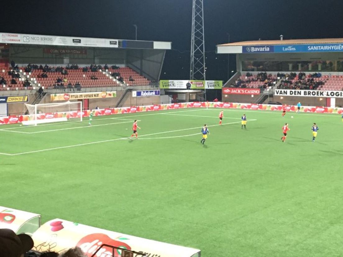Tien man van FC Dordrecht pakken in slotfase punt in Helmond