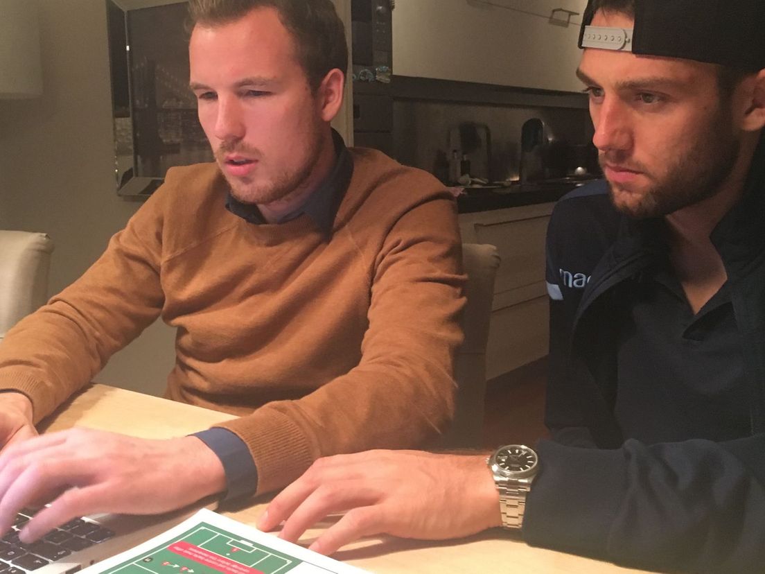 Vrielink en De Vrij tijdens een van de vele tactische analyses