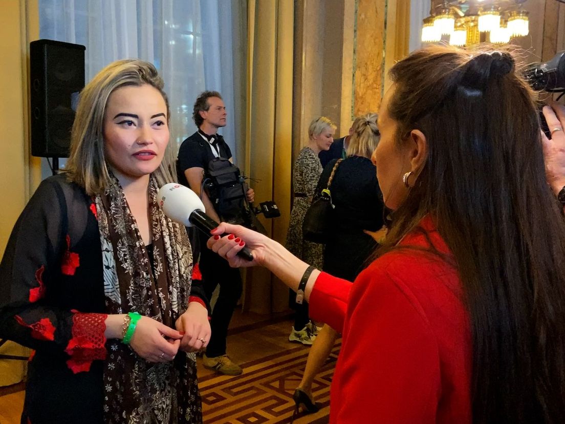 Mieke wordt geïnterviewd op het Stadhuis
