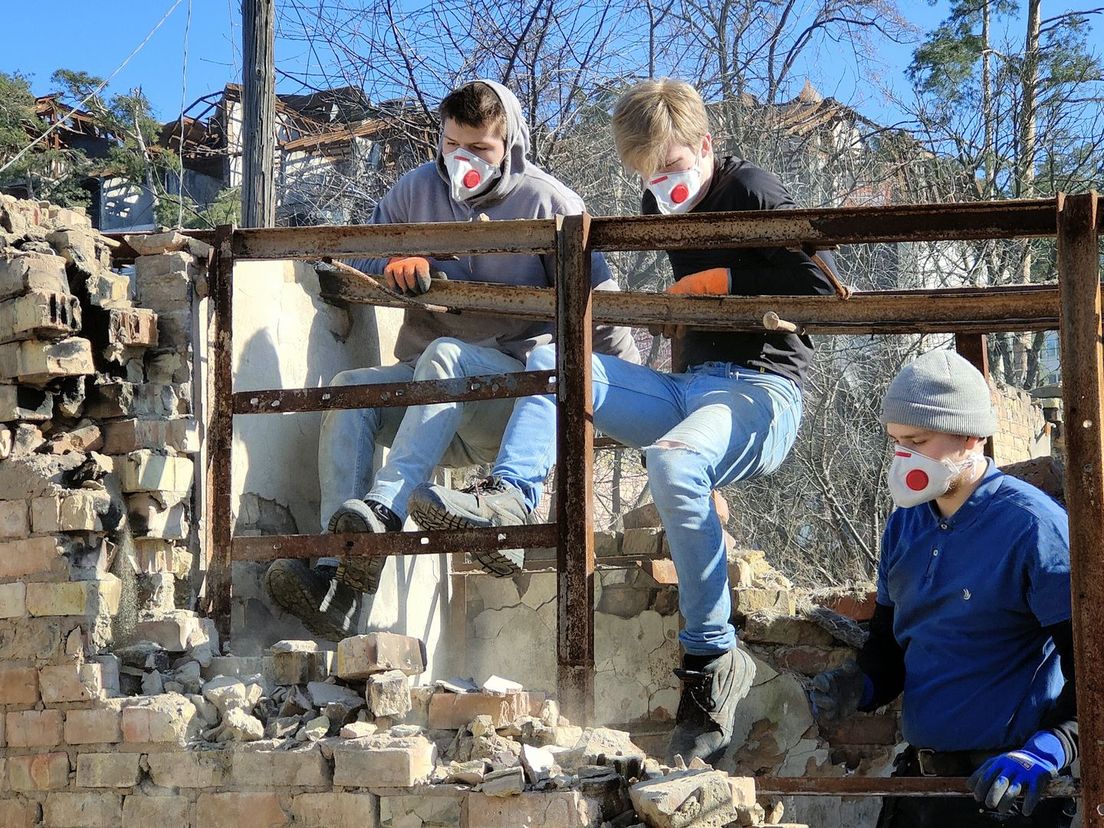 Benne Setz (19) hielp bij de wederopbouw in het verwoeste Irpin