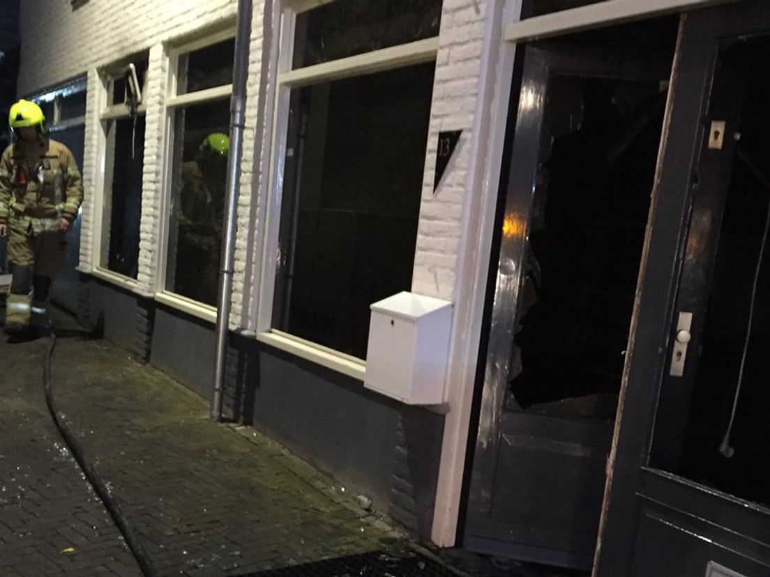 Glas ligt op straat na brand in Maassluis