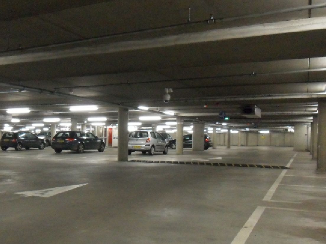 Rotterdam wil minder auto's in het straatbeeld. Daarom wordt parkeren in een garage goedkoper